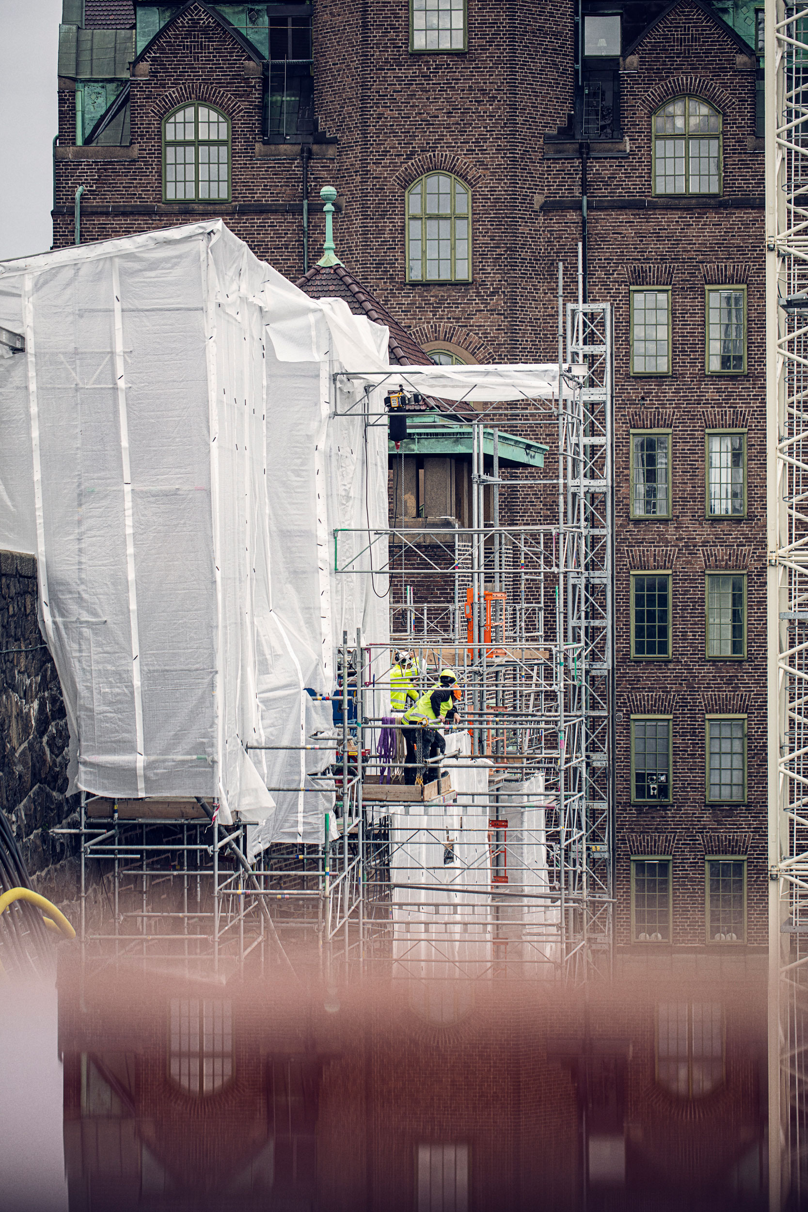 Ställninggsbyggare som jobbar med konstruktion av ställning